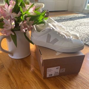 Women’s VEJA Campo NEW Chromefree Leather Sneaker sz 40 White/Natural